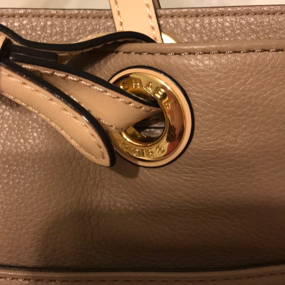 **SOLD** Michael Kors Bedford Pocket Tote - Picture 3 of 5